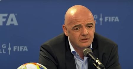 Przeprowadzka szefa FIFA budzi oburzenie. "To skorumpowana banda"