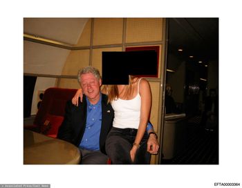 Clinton kozłem ofiarnym? Jest na zdjęciach z afery Epsteina