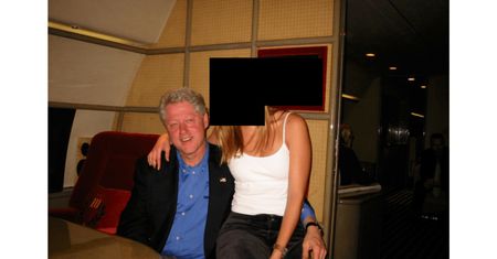 Clinton kozłem ofiarnym? Jest na zdjęciach z afery Epsteina