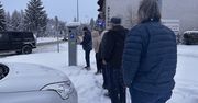 Gorlice: Nowe miejskie parkometry poległy przez śnieg i mróz. Mieszkańcy brną w śnieżnych zaspach, szukając działających urządzeń