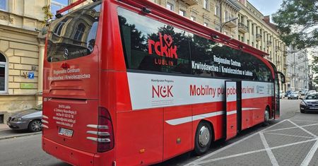 Biedronka dołącza do akcji RCKiK. Przed sklepem stanie krwiobus. Dla oddających krew przewidziano niespodziankę