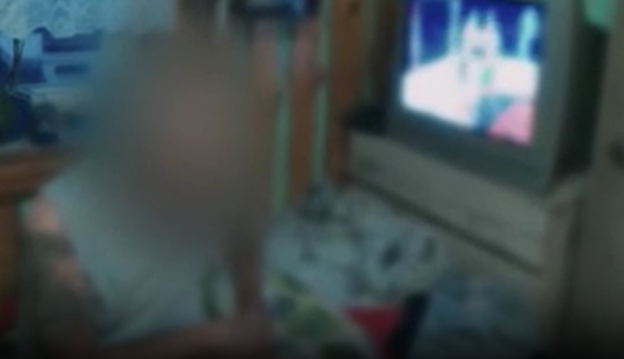 Oglądał telewizję. Nagle zapukali do drzwi. "Co ty robisz, człowieku?"