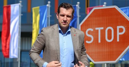 Licytacja na antyukraińskie hasła trwa. Jej koszt jest dużo wyższy niż zysk [OPINIA]