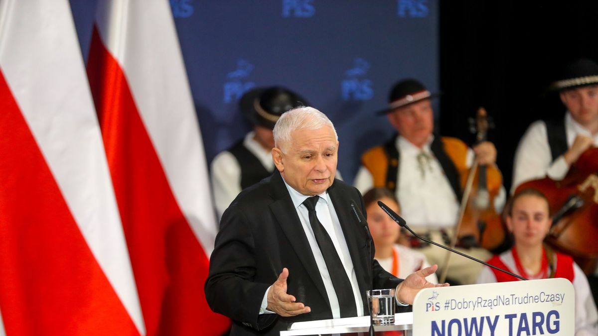 Nowy Targ, 03.09.2022. Prezes Prawa i Sprawiedliwości Jarosław Kaczyński podczas spotkania z mieszkańcami miasta w sali widowiskowej Miejskiego Centrum Kultury w Nowym Targu, 3 bm. (sko) PAP/Grzegorz Momot