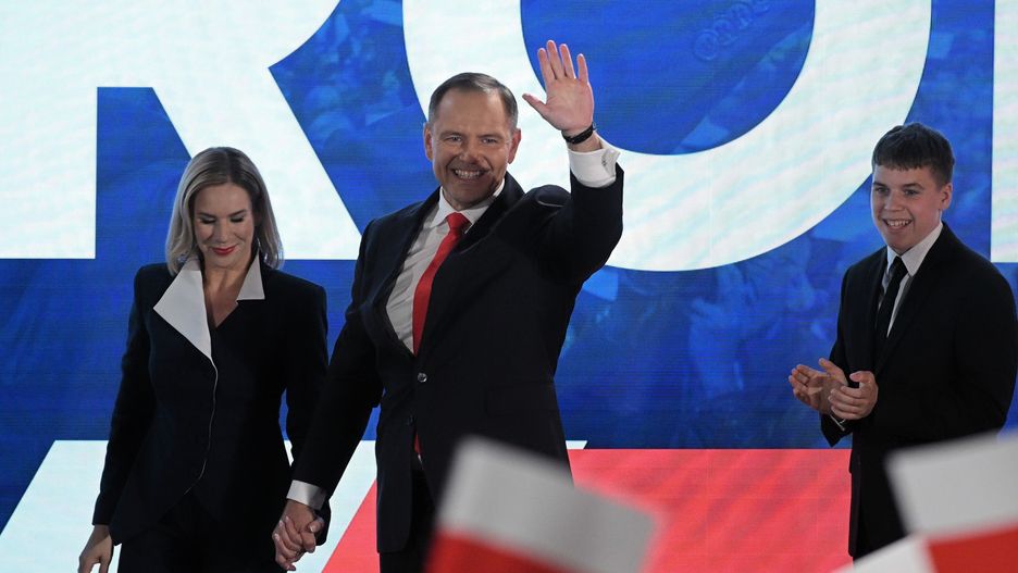 Warszawa, 01.06.2025. Wybory prezydenta RP - II tura. Kandydat Komitetu Obywatelskiego, popierany przez PiS prezes IPN Karol Nawrocki (C) z żoną Martą (L) oraz synem Antonim (P) w swoim sztabie wyborczym, 1 bm. w Warszawie. Zakończyło się głosowanie w II turze wyborów prezydenta RP. (mr) PAP/Marcin Obara