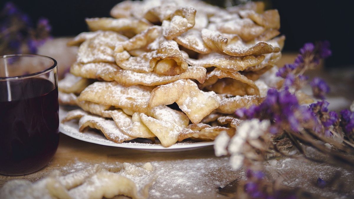 Faworki to obok pączków ulubiony słodki przysmak serwowany w Tłusty Czwartek. 