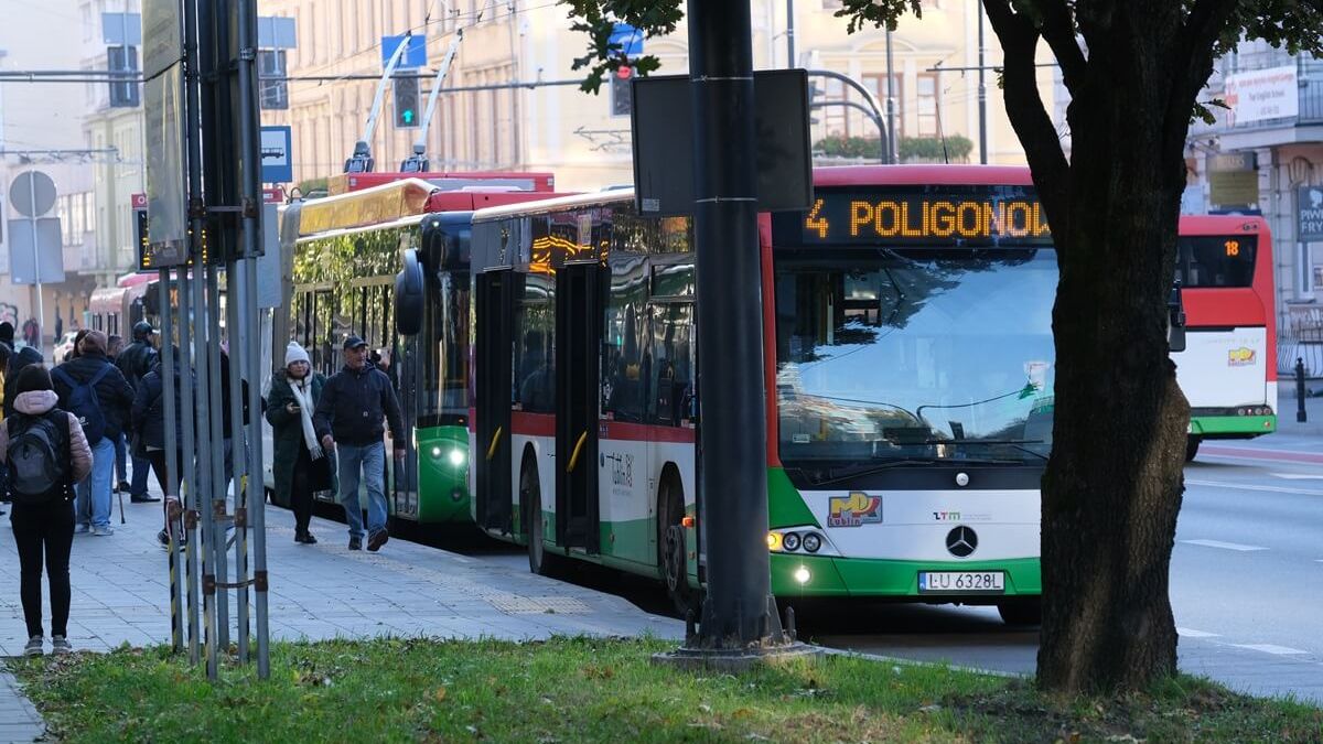 Autobusy stojące na przystanku