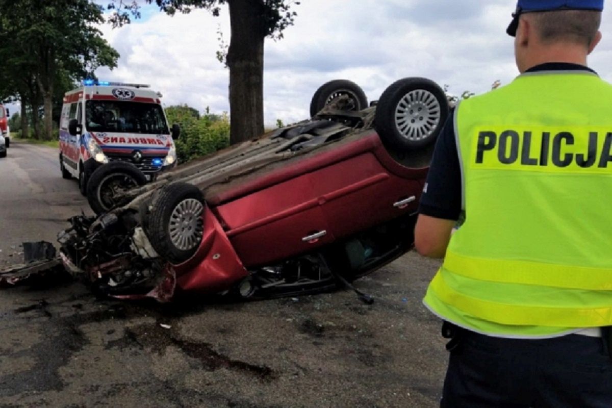 Po przedniej szybie chodził pająk. Citroen uderzył w drzewo i dachował