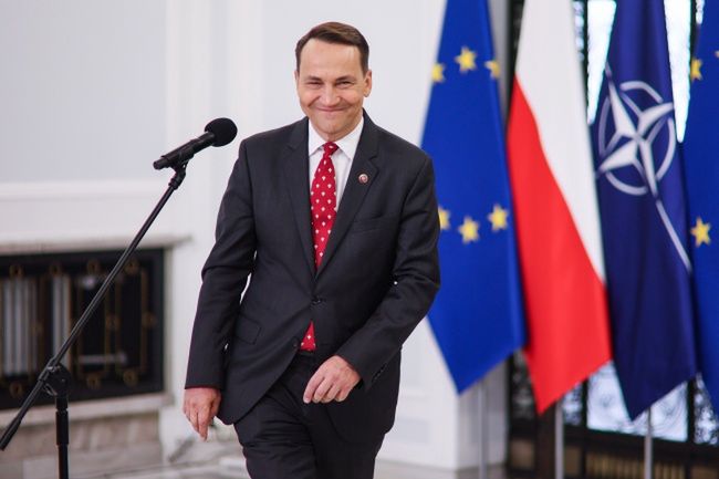 "Zadowoleni?". Sikorski spojrzał na posłów PiS. Wspomniał o Węgrzech