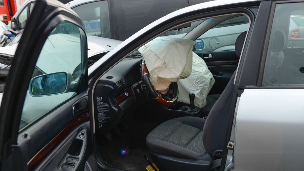 Tym razem poduszka zadziałała. Jeśli auto wróci na drogi, czy właściciel zdecyduje się na nową poduszkę czy też używaną, niewiadomego pochodzenia?