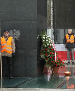 Kwiaty w hołdzie ofiarom katastrofy smoleńskiej. Gest Kancelarii Prezydenta
