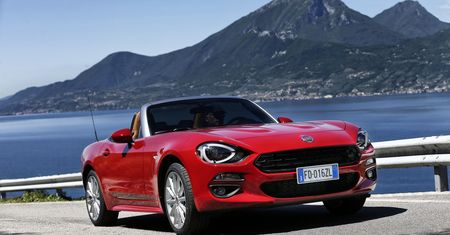 Fiat 124 Spider wjeżdża do salonów i pozuje na nowych zdjęciach