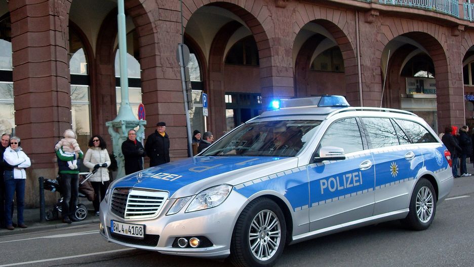 Niemiecka policja, zawiadomiona przez sąsiada, weszła do mieszkania w Koenigs Wursterhausen, miejscowości niedaleko Berlina. Mundurowi odnaleźli pięć martwych ciał -  trójki dzieci i dwojga dorosłych 