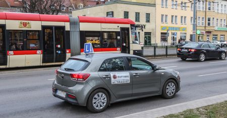 Zalecane wietrzenie, przyłbice i nauczanie zdalne. Szkoły jazdy w nowej rzeczywistości