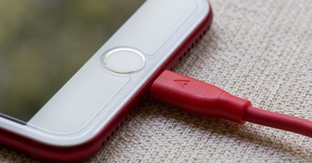 Ładujesz telefon w nocy? Przestań natychmiast. Oto powód