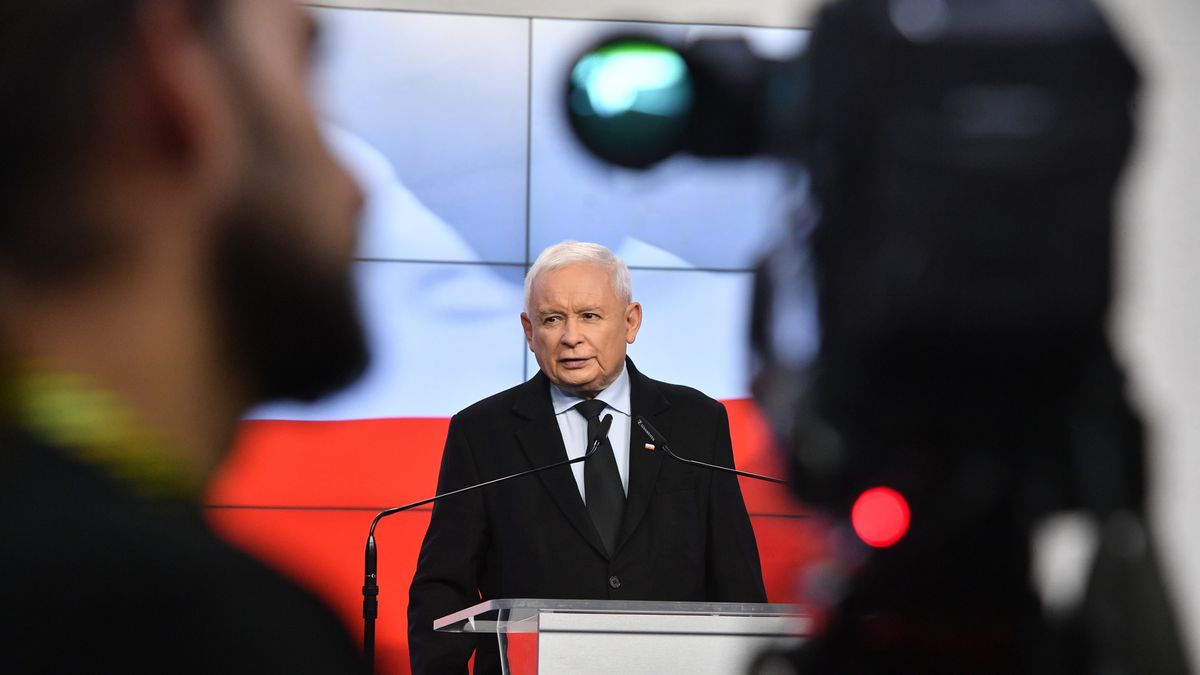 Warszawa, 11.08.2023. Wicepremier, prezes PiS Jarosław Kaczyński podczas konferencji prasowej, 11 bm. w siedzibie Prawa i Sprawiedliwości przy ul. Nowogrodzkiej w Warszawie. Prawo i Sprawiedliwość opublikowało spot dotyczący referendum. Pierwsze pytanie będzie brzmiało "Czy popierasz wyprzedaż państwowych przedsiębiorstw?". (mr) PAP/Radek Pietruszka