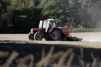 Ile trzeba zapłacić za orkę po żniwach? Ofert przybywa