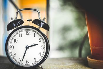 Tej nocy pośpimy godzinę dłużej. Przed nami zmiana czasu na zimowy