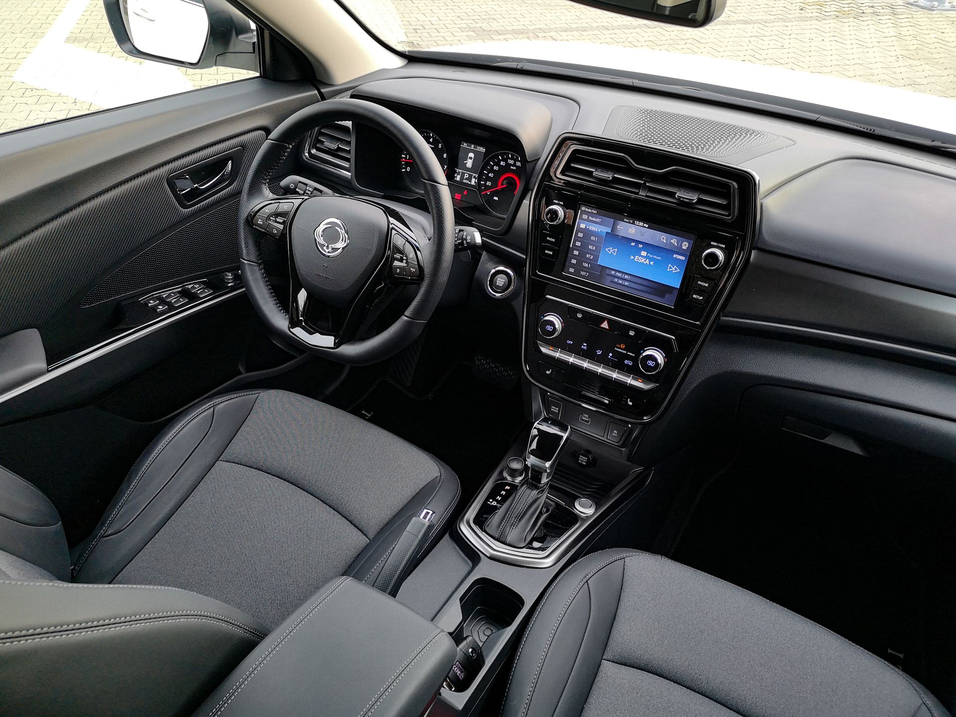 SsangYong Tivoli: Systemy bezpieczeństwa, standardowe audio i prosty system 4