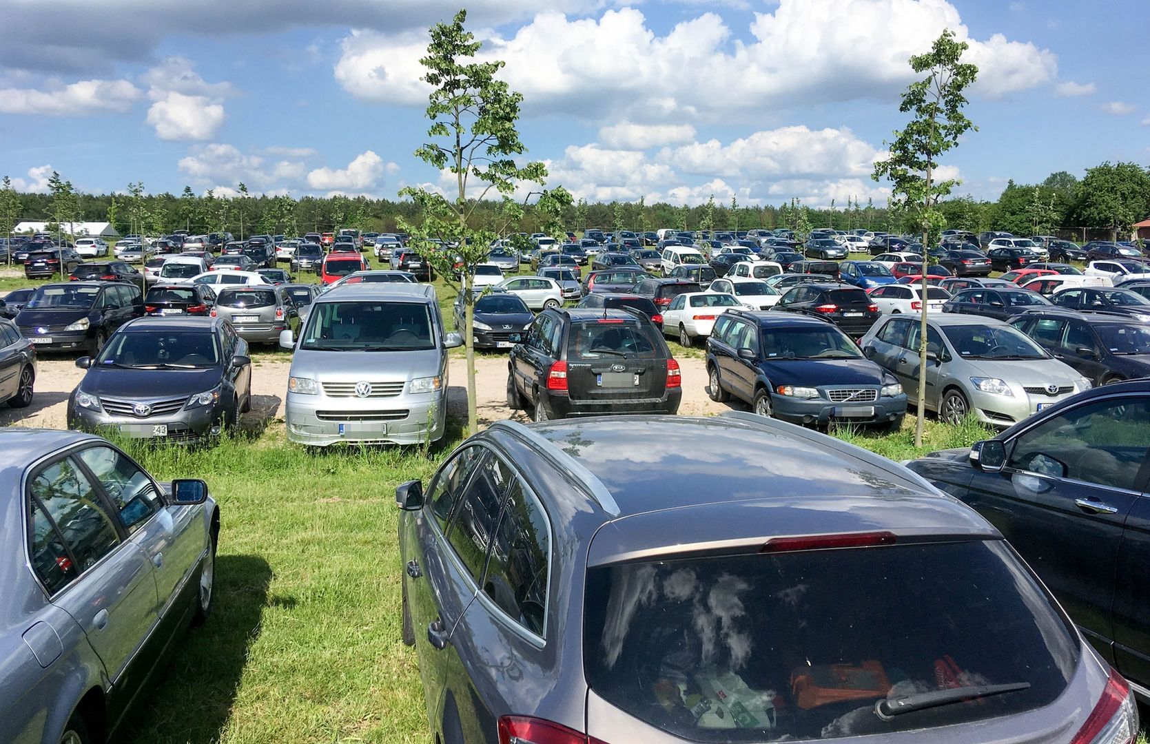 To, że nie jeździmy "nówkami" widać na ulicach i parkingach
