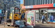 Szczecin: Wypadek w centrum. Przyczepa z koparką uderzyła w budynek