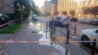 Awaria wodociągowa. Woda zalała jezdnię przy Placu Hallera