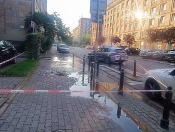 Awaria wodociągowa. Woda zalała jezdnię przy Placu Hallera