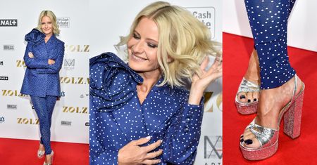Promienna Małgorzata Kożuchowska śle uśmiechy w granatowym garniturze w grochy, zarzucając zalotnie włosami na premierze filmu "Zołza" (ZDJĘCIA)
