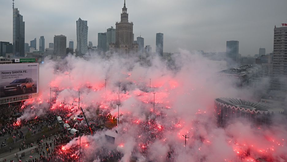 Warszawa, 11.11.2024. Uczestnicy Marszu Niepodległości na Rondzie Dmowskiego w Warszawie, 11 bm. Marsz pod hasłem "Wielkiej Polski moc to my" przejdzie ulicami Warszawy w kierunku Stadionu Narodowego. Trwają obchody Narodowego Święta Niepodległości. (sko) PAP/Marcin Obara