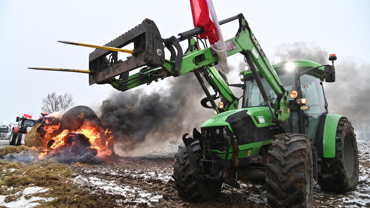 Puck, 10.02.2024. Rolnicy blokują drogę krajową 216 w okolicach Pucka w związku z wizytą w tym mieście wicepremiera, ministra obrony narodowej Władysława Kosiniaka-Kamysza, 10 bm. Rolnicy z całej Polski kontynuują protest, który ma potrwać przez 30 dni. Jego powodem jest m.in. niedawna decyzja Komisji Europejskiej o przedłużeniu bezcłowego handlu z Ukrainą do 2025 roku, a także sprzeciw wobec prowadzonej przez Unię Europejską polityki Zielonego Ładu. (jm) PAP/Andrzej Jackowski