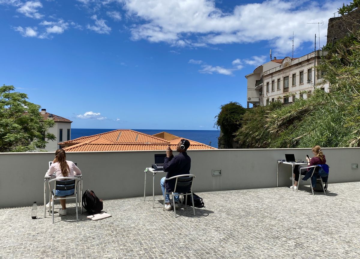 Praca zdalna z widokiem na ocean