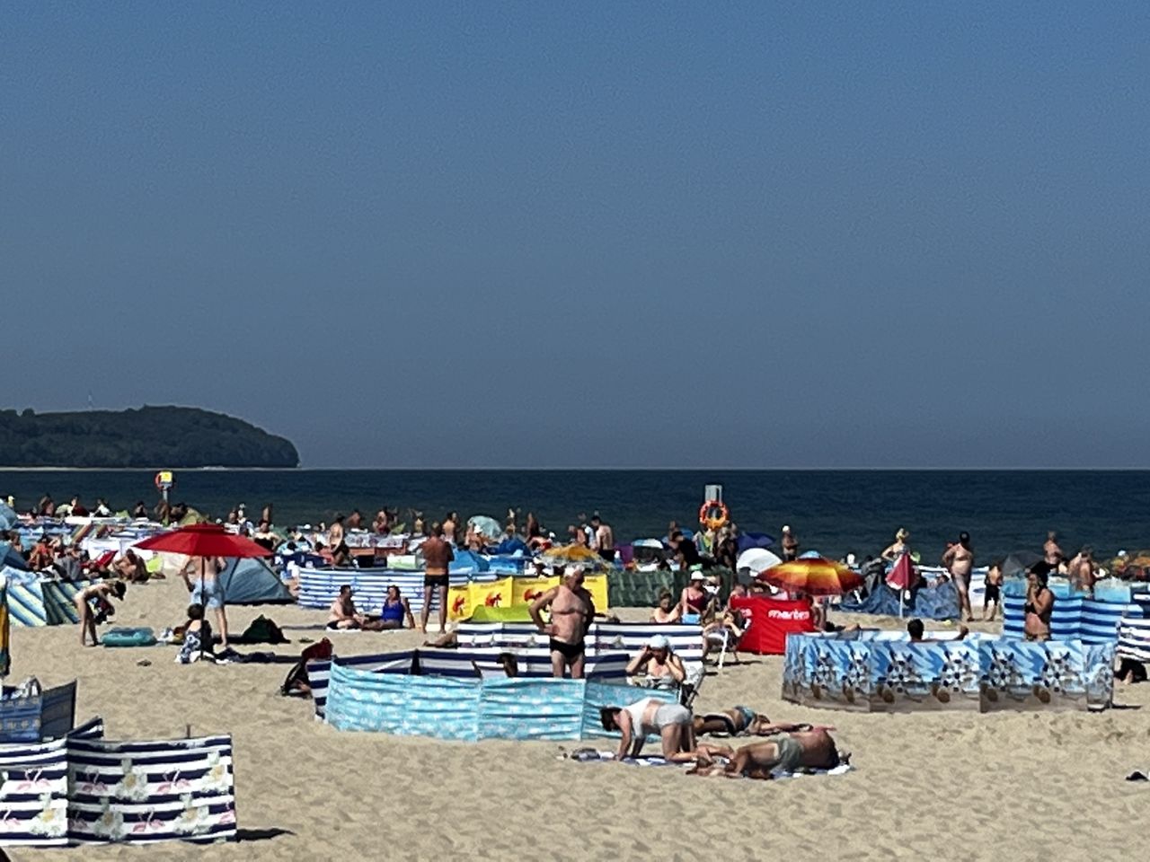 Plaża we Władysławowie w ostatnich dniach sierpnia jest pełna 