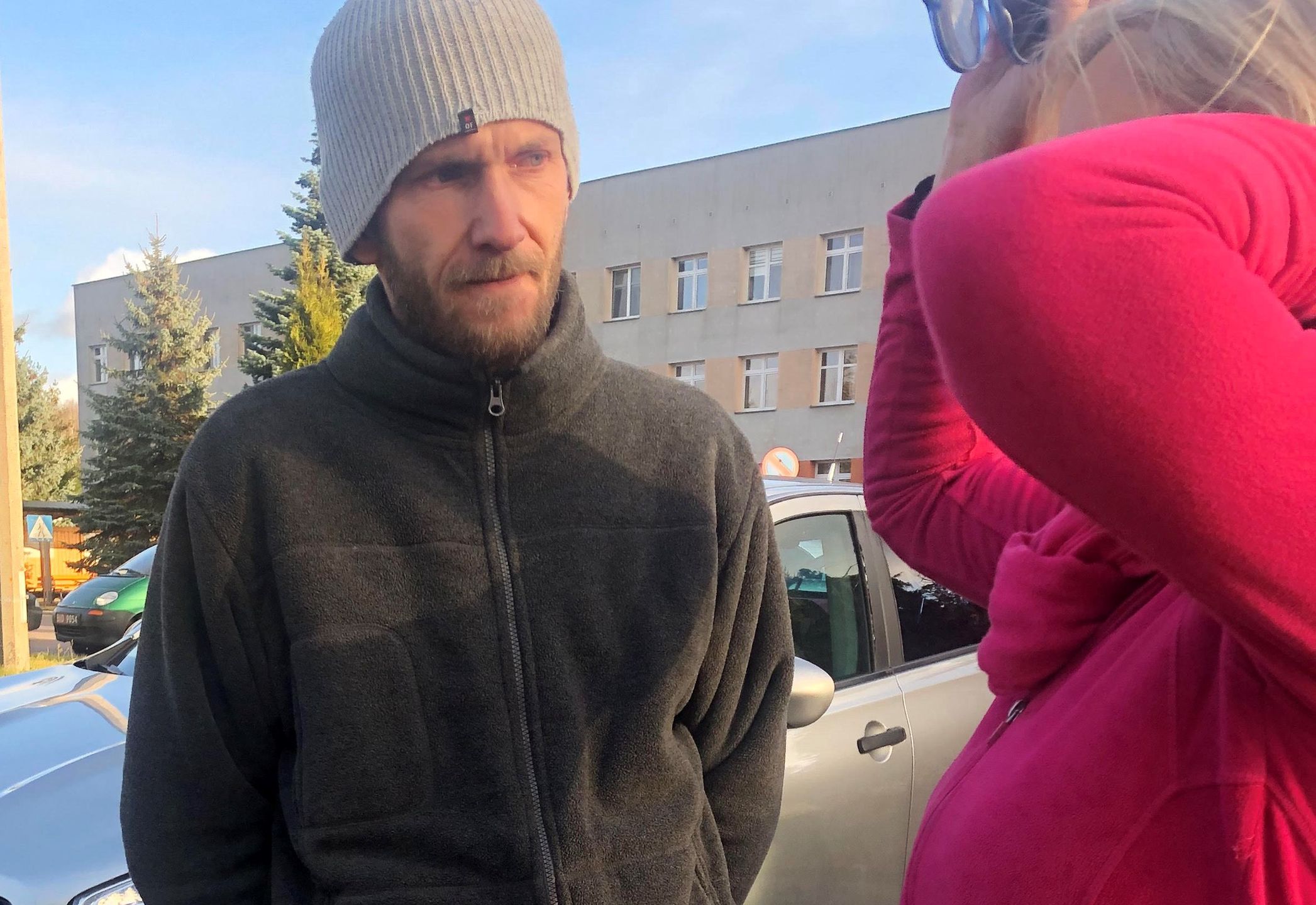 Mariusz Kurnyta podczas obierania darów dla migrantów