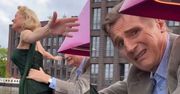 Pamela Anderson i Liam Neeson odtworzyli kultową scenę z "Titanica". Mina aktora to mistrzostwo