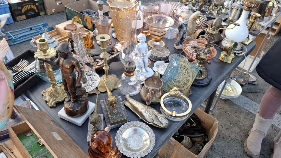 Skarby z giełdy staroci w Zielonej Górze. Monety, szkło, figurki, narzędzia i PRL-owskie klimaty - sprawdziliśmy, co warto upolować