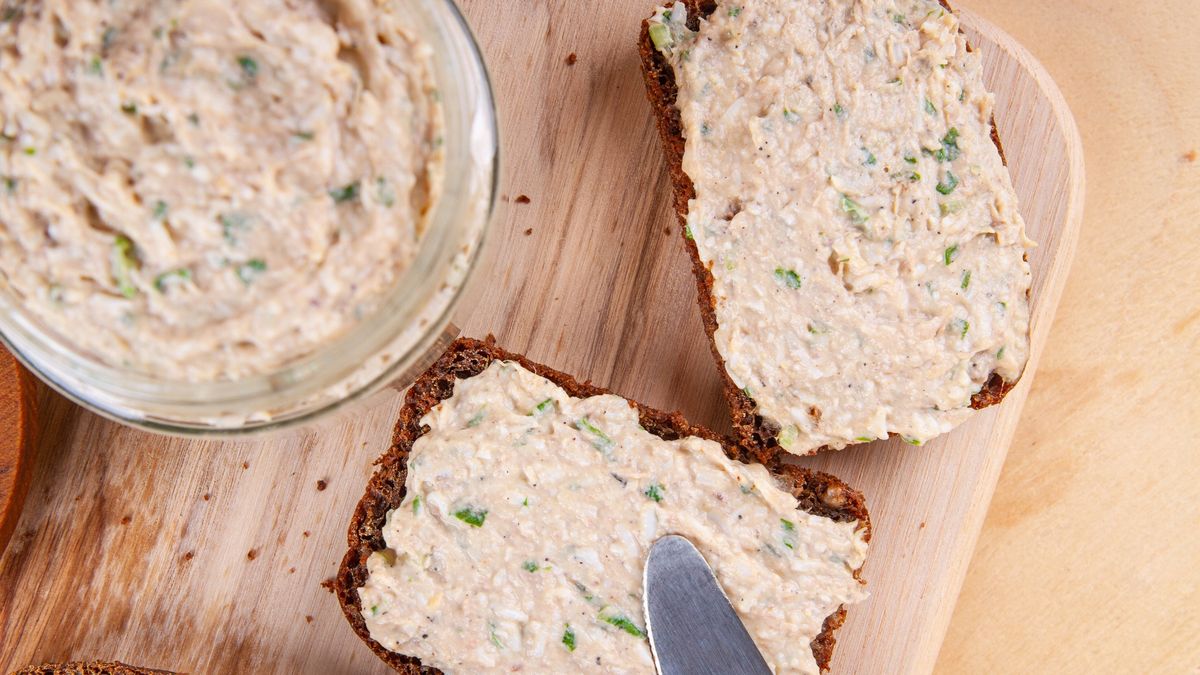 Rye bread with spread
Indulge in homemade pate made from liver, eggs, yogurt and chives, served alongside slices of rye bread
madgladnat
sandwich with pate, spread on bread, sandwich with spread, pashtet