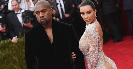 Kim Kardashian pojawiła się na imprezie Kanye'ego Westa w... SUKNI ŚLUBNEJ