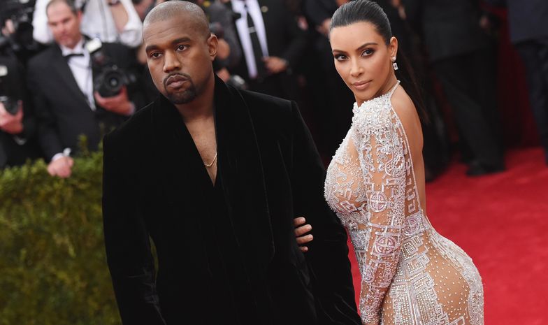 Kim Kardashian pojawiła się na imprezie Kanye'ego Westa w... SUKNI ŚLUBNEJ
