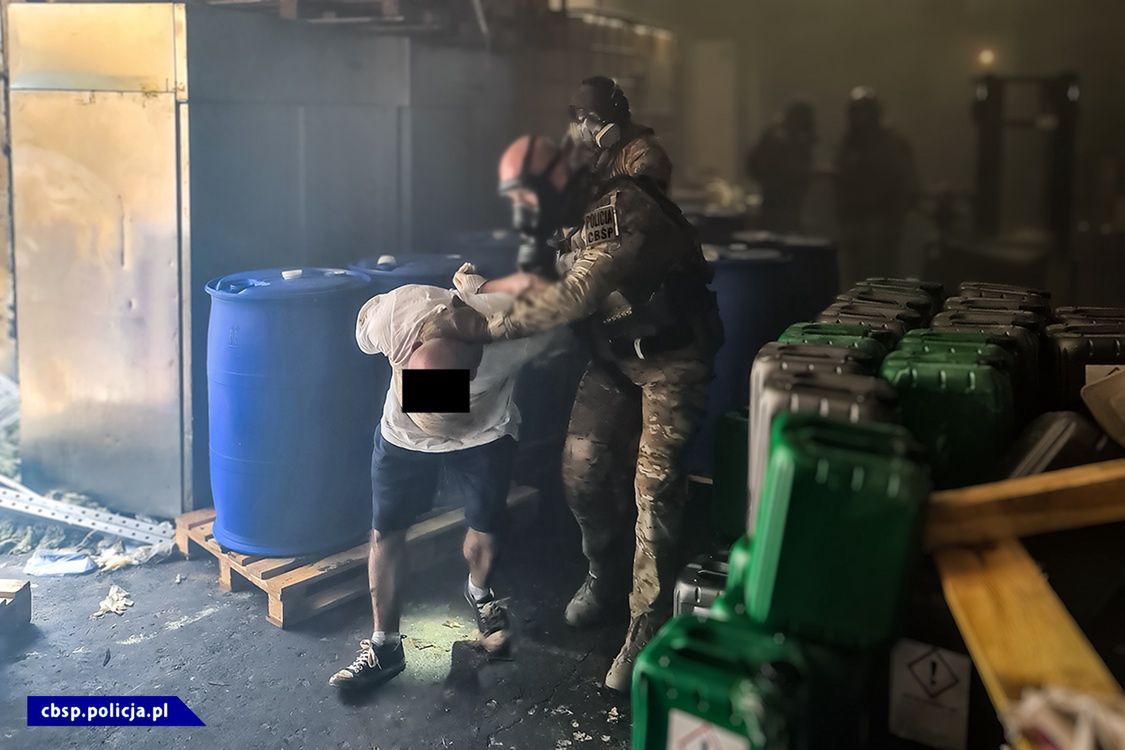 Służby zlikwidowały jedną z największych fabryk narkotyków w Polsce