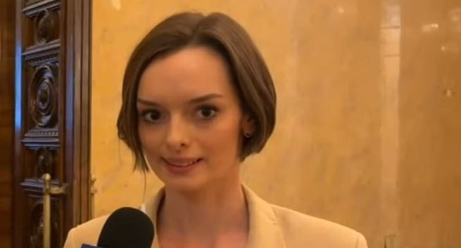 Niedawno radna PiS, pracownica kancelarii premiera i Enei. Teraz jest reporterką TV Republika