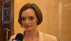 Niedawno radna PiS, pracownica kancelarii premiera i Enei. Teraz jest reporterką TV Republika
