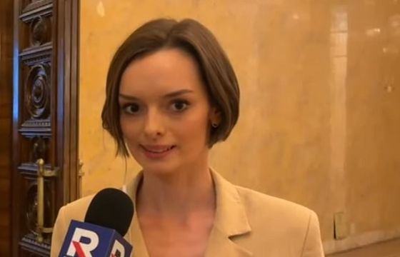 Niedawno radna PiS, pracownica kancelarii premiera i Enei. Teraz jest reporterką TV Republika