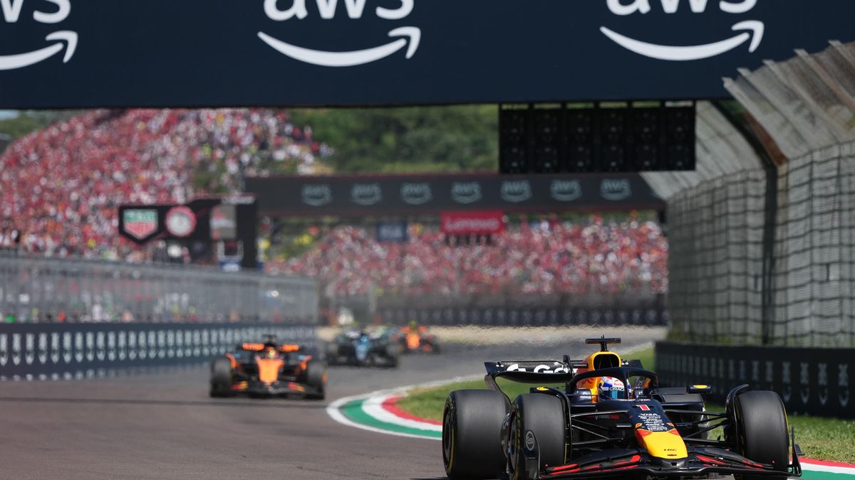 Max Verstappen w bolidzie Red Bull Racing  