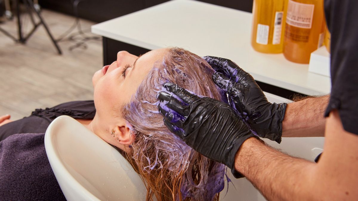 Kobieta w salonie fryzjerskim