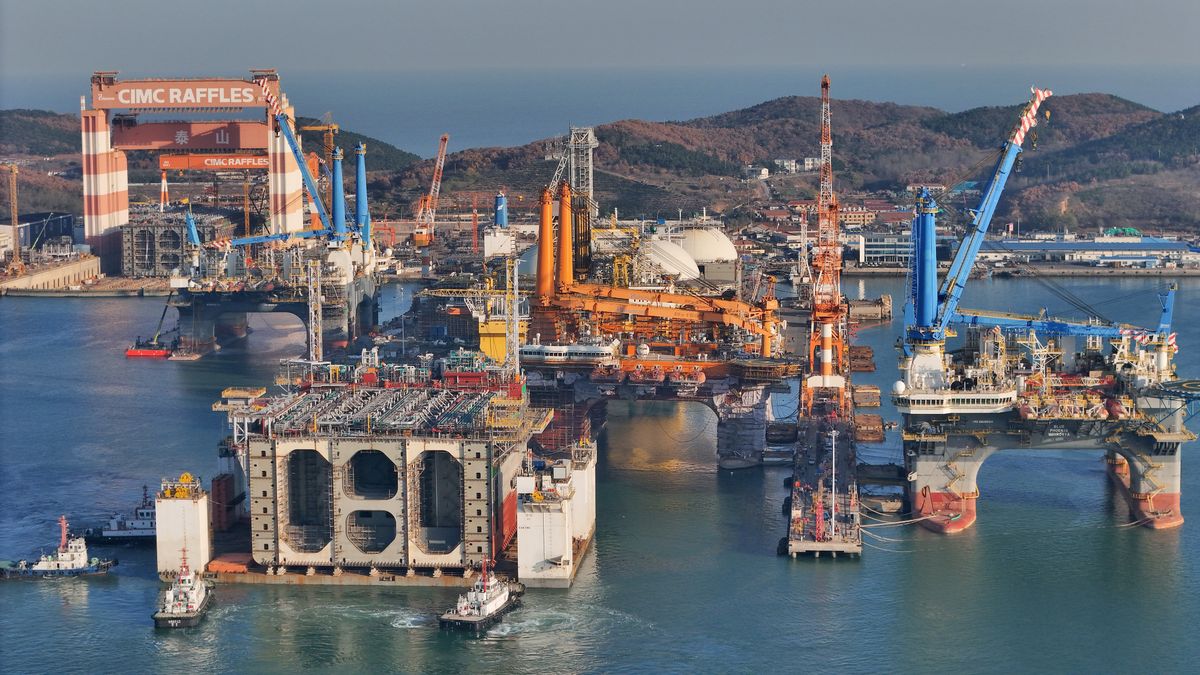 YANTAI, CHINA - NOVEMBER 26, 2025 - A segmented floating production storage and unloading oil tanker is berthed with the assistance of a tugboat at the CIMC Raffles Shandong Yantai construction base in Yantai, Shandong, China on November 26, 2025. (Photo credit should read CFOTO/Future Publishing via Getty Images)