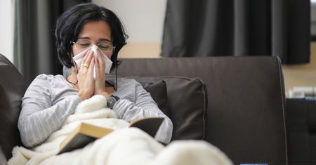 Jedzenie, które obniża odporność. Jesienią i zimą na pewno pośle cię do łóżka