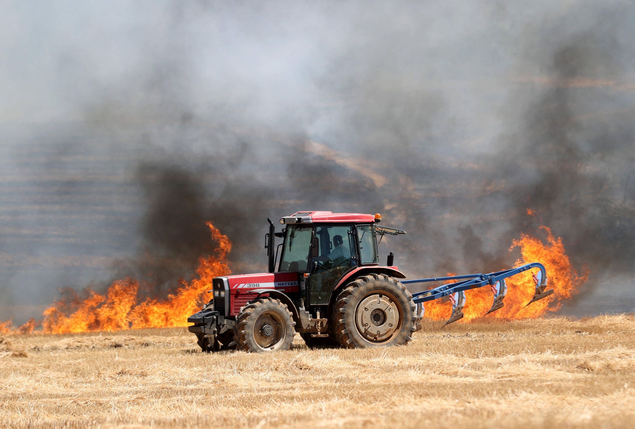 Fire spreading from agricultural land to forest area in Turkiye's Kirklareli extinguished
KIRKLARELI, TURKIYE - JULY 03: A farmer tries to fight the fire with his tractor as flames and smoke rise from the fire that started in the agricultural land and spread to the forest area while firefighters, Turkish General Directorate of Forestry and AFAD teams extinguished against the fire in Pinarhisar district of Kirklareli, Turkiye on July 03, 2025. Ozgun Tiran / Anadolu/ABACAPRESS.COM 
Dostawca: PAP/Abaca
AA/ABACA
Firefighter, Firefighters, Fireman, Firemen, fire