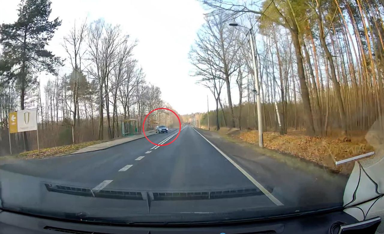 O krok od tragedii na Śląsku. Świadek uchwycił groźny moment na drodze w Przegędzy