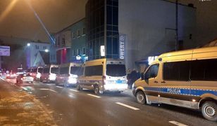 Rybnik. Dyskoteka otwarta. By przerwać imprezę policja użyła granatów hukowych i broni gładkolufowej