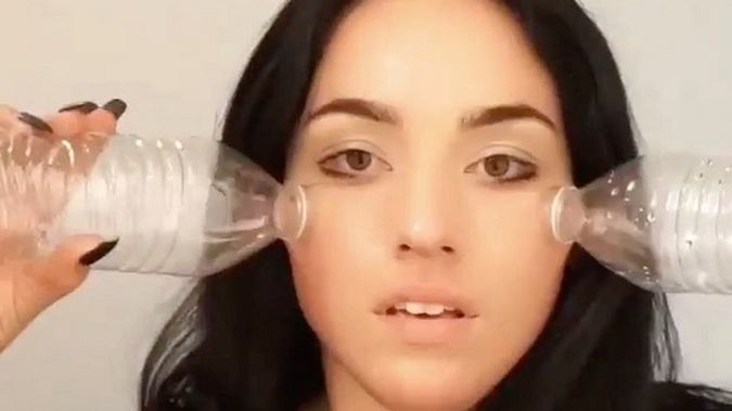 Masaż butelką ma pobudzać mikrokrążenie 